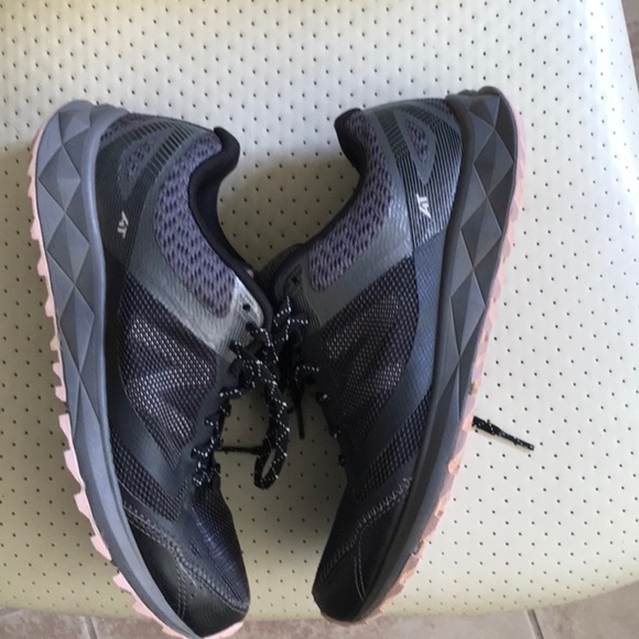 New Balance Navy and Pink Athletic Shoes - Picture 5 of 8